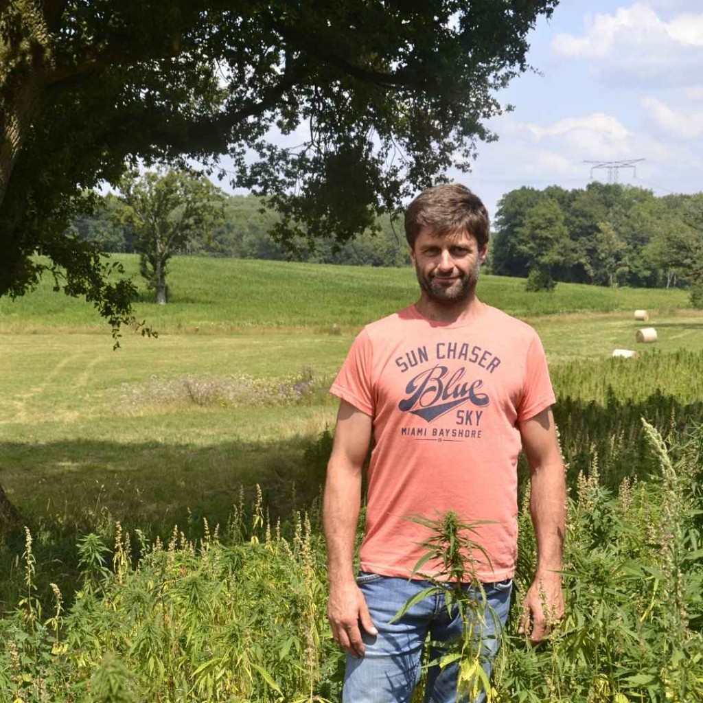 Arnaud, producteur de chanvre Mira, dans ses champs