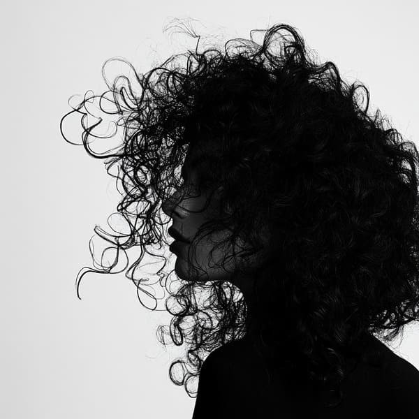 Cheveux bouclés et ondulés : nourrir, définir et protéger naturellement avec Mira